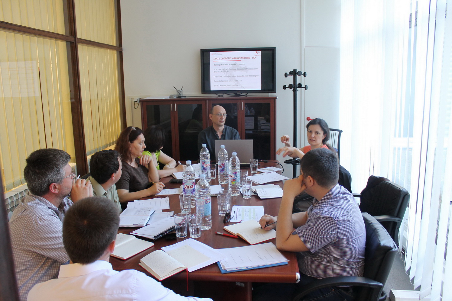 The picture shows the members of the Moldovan delegation and the representatives of the State Geodetic Administration at the meeting held in the premises of the State Geodetic Administration.